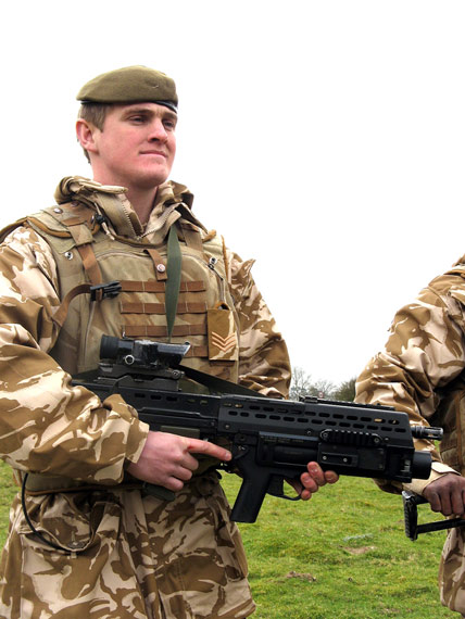 图文:加装ag36榴弹发射器的sa80a2突击步枪