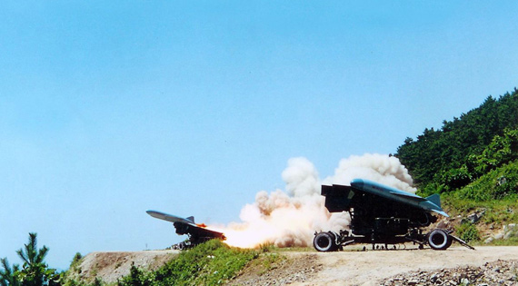 图文:中国海鹰-2反舰导弹攻击水上目标