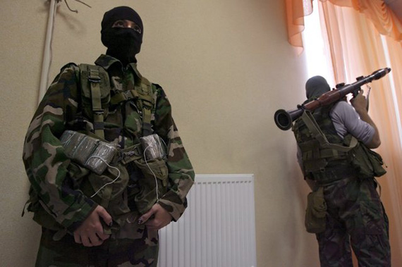 图文:劫持人质的"恐怖分子"