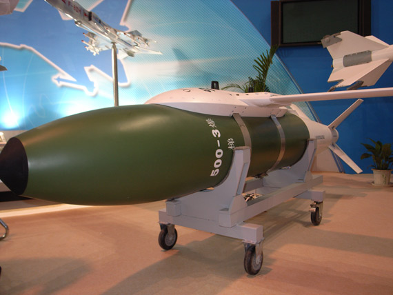 国产雷石6型制导滑翔炸弹首次亮相北京航展