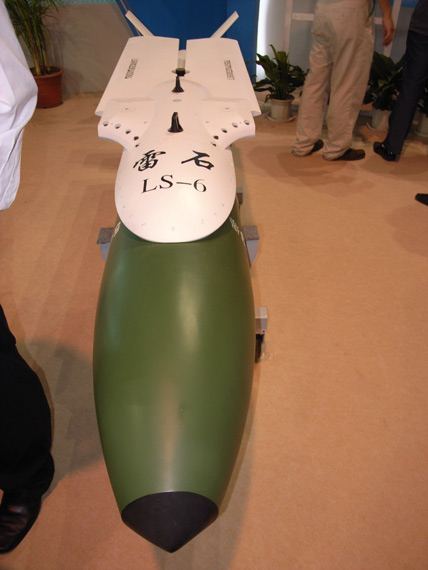 图文雷石6型精确制导滑翔炸弹弹翼折起状态