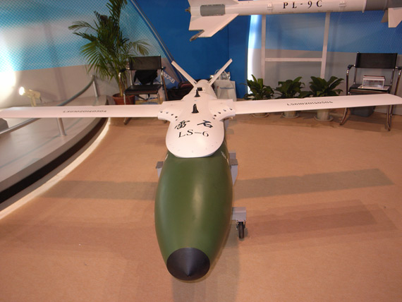 图文:雷石6型精确制导滑翔炸弹正视特写