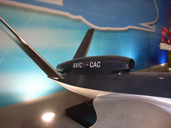 图文:天翼3无人侦察机双垂尾及背部进气道特写