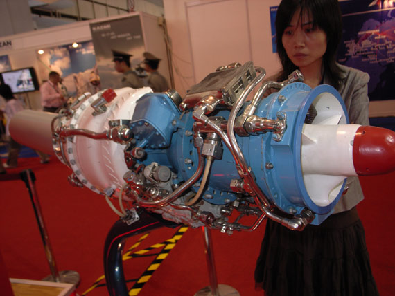 图文:参展工作人员观看md120小型涡扇发动机