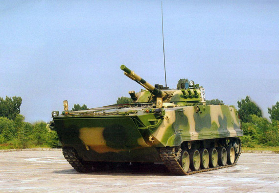 图文:中国二代步战装备100毫米口径主炮