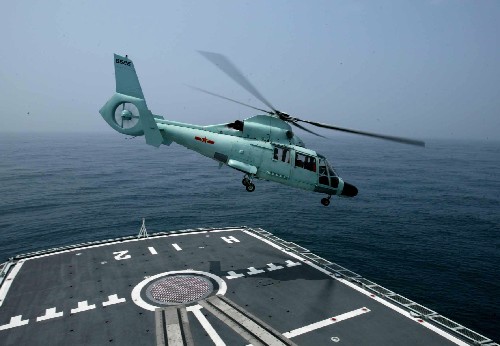 图文直9直升机起飞离舰