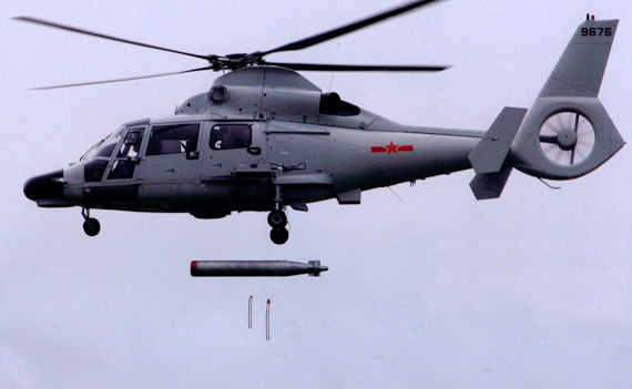 资料图:中国海军直9c型舰载反潜直升机鱼雷投放训练