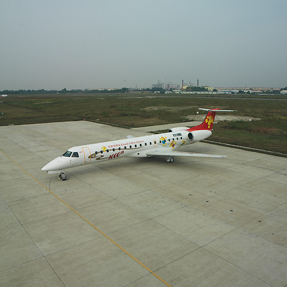 图文:第1000架erj145俯视图