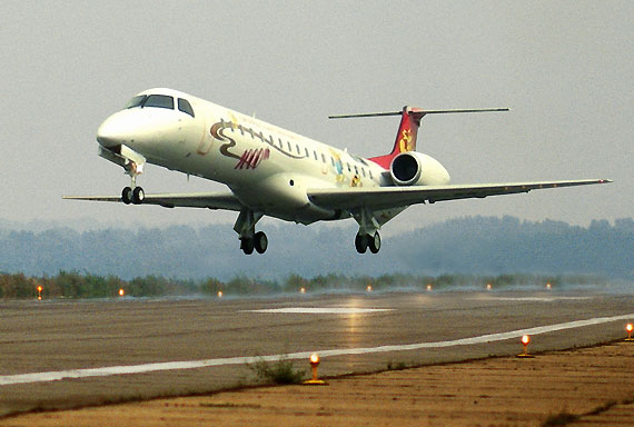 图文第1000架erj145试飞