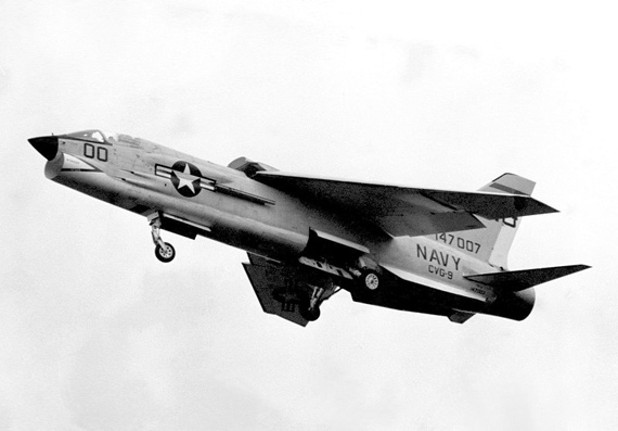 图文:美国海军舰载f-8d十字军战机空中飞行