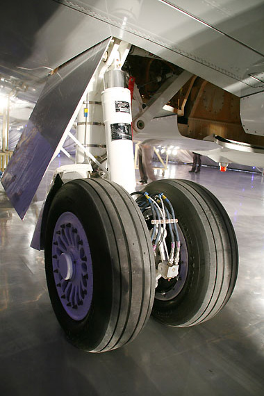 图文:erj145支线客机起落架