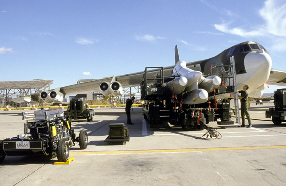 图文:美军轰炸机挂载agm-86空射巡航导弹