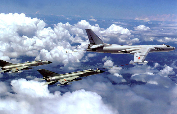 图文:空中加油机给歼-8ii战机加油