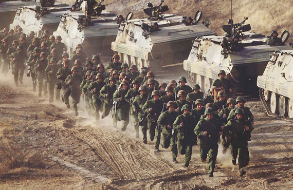 图文:解放军机械化步兵奔赴战场