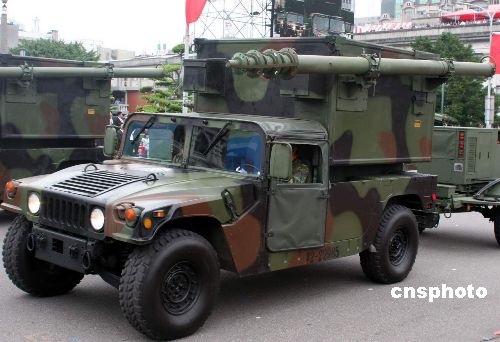 图文台军展示军用通信车