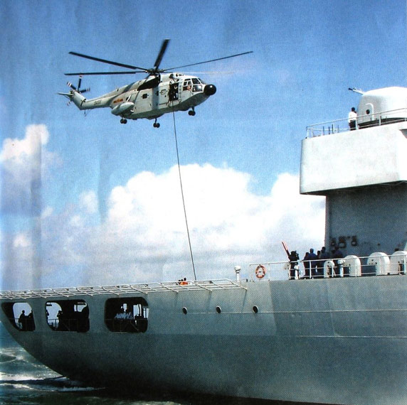 图文:中国海军直-8型直升机海上加油