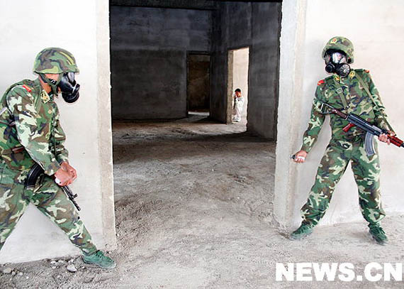 图文:突击队员准备对"歹徒"投掷催泪弹