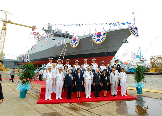 图文韩国海军尹永夏级高速导弹艇下水仪式