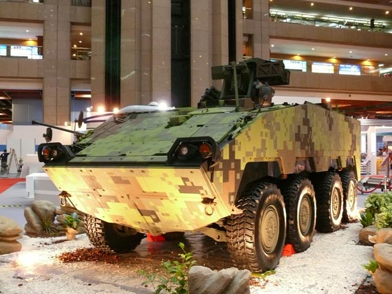 图文配备40毫米榴弹发射的云豹装甲车