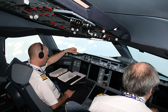 图文:空客a380客机飞行员驾驶飞机
