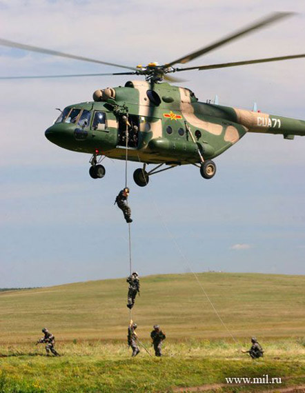 图文:我陆军特种分队进行机降