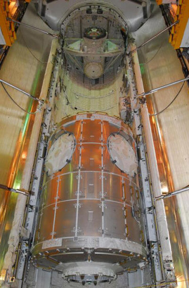 图文:"和谐"太空舱被放入发现号