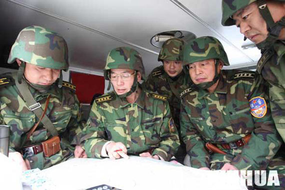 图文:某机步师首长在指挥方舱内进行兵力部署_新浪军事_新浪网