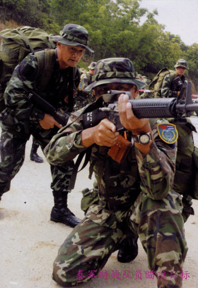 组图:泰军特战队员使用m16a2步枪练习射击