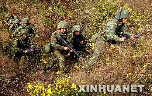 图文:步兵分队向"敌"据守阵地发起冲锋