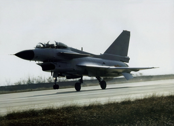 图文:双座型歼10战斗教练机即将升空