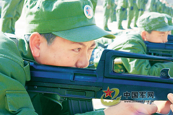 解放军新兵用95式步枪进行首次实弹射击