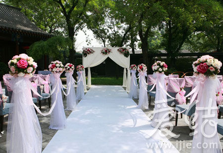 浪漫唯美的粉色婚礼现场 现场的桌卡、祝福卡片,还有一些平面设计方面的东西是由一些热心的新人朋友帮忙设计制作。即使是小小的请柬,也有3个朋友热情参与。其中一位朋友设计了新人的卡通头像作为请柬封面,一位朋友设计了请柬的色调和款式,最后一位朋友联系了印刷厂印制请柬。