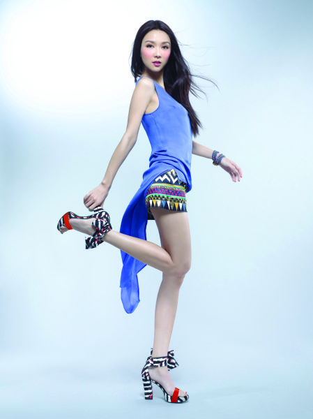 薛凯琪首次与时尚品牌Crossover，打造春夏鞋履新时尚