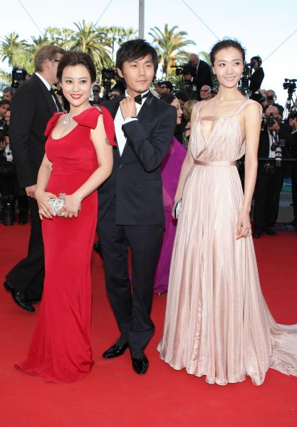 郝蕾身穿红裙《浮城谜事》剧组亮相