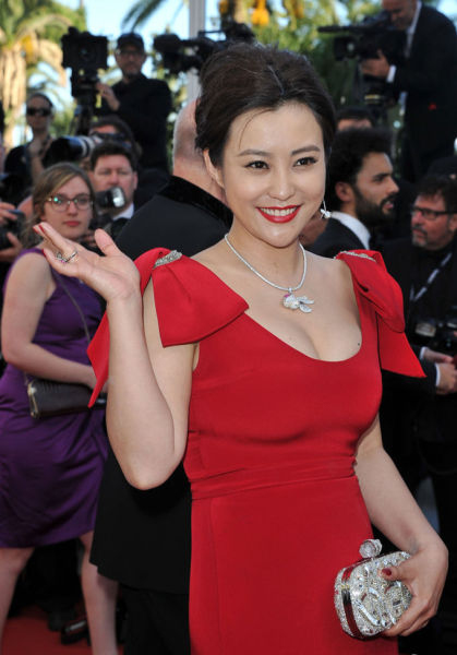 　郝蕾深V红裙引争议