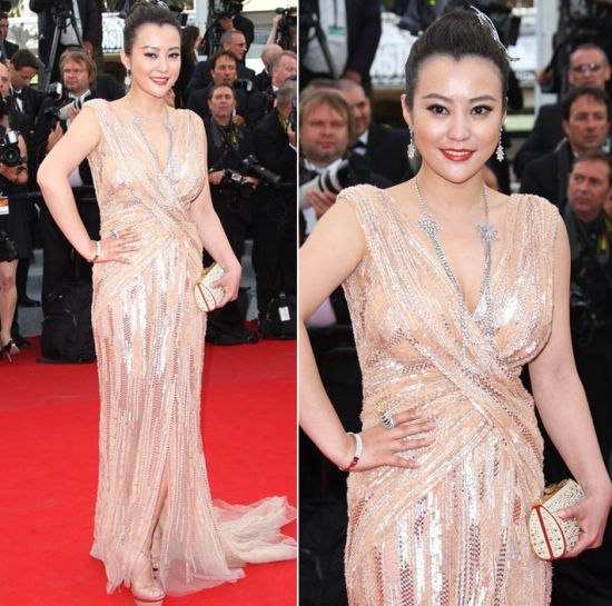 郝蕾裸色深V裙装亮相戛纳