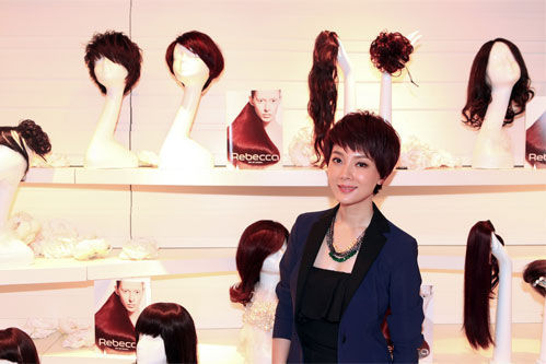 陈数前所未有紫红色短发造型现身Rebecca店铺