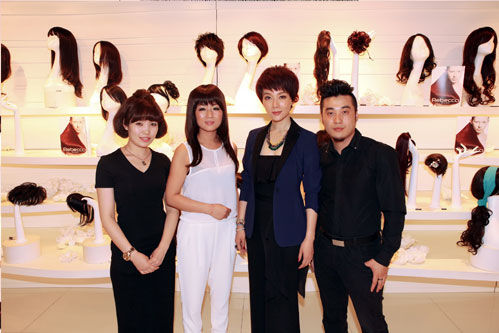 陈数亮相Rebecca首届假发艺术节, 与品牌代表郑青敏(左二),造型师一起亲密合照