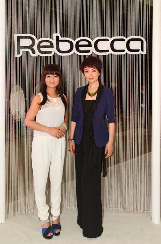 陈数亮相Rebecca首届假发艺术节, 与品牌代表郑青敏亲密合照