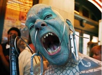 美国男子整形成怪人。