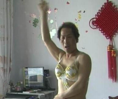 男子为反串隆胸