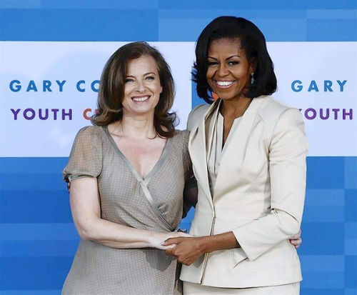 美国第一夫人米歇尔(右)在芝加哥欢迎法国总统奥朗德的女友瓦莱丽(左)