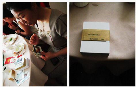 齐向东医生在展示新浪微博送给她的小卡片