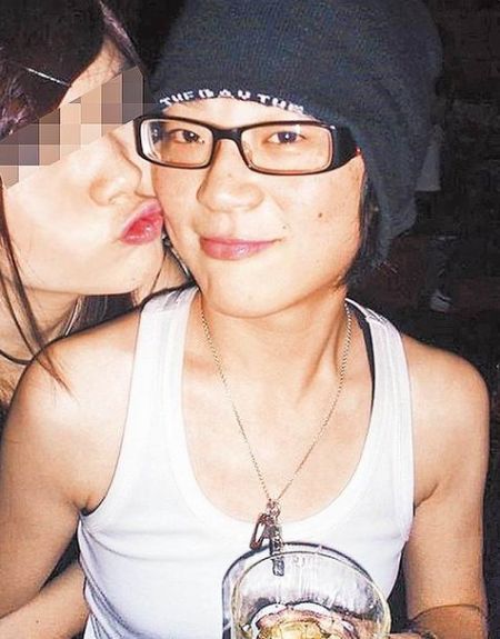 朱安婕外形和装扮中性，曾在网络上上传于女性亲密照。