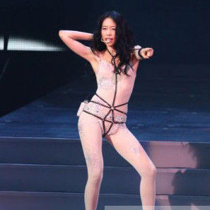 莫文蔚，好身材自然流露的性感。