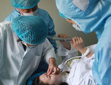 注射隆鼻前，医生在和患者商定鼻子的高度。