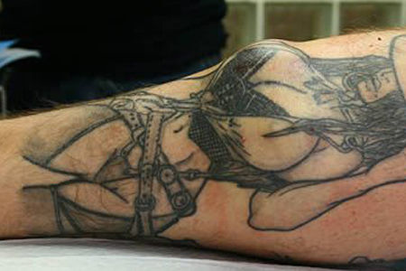 男子给小腿纹身隆胸.