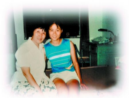 刘洋高中毕业考上军校后和小学班主任的合影