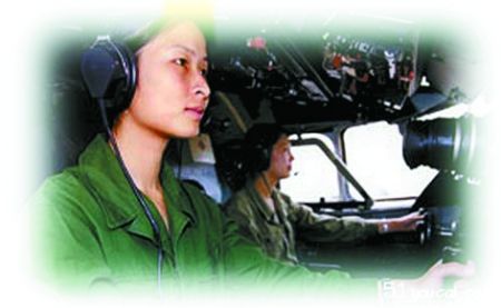 刘洋在担任空军飞行员时期驾机执行任务