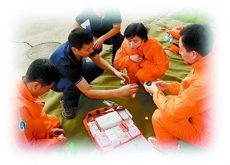 刘洋(右二)在进行野外生存器材使用训练